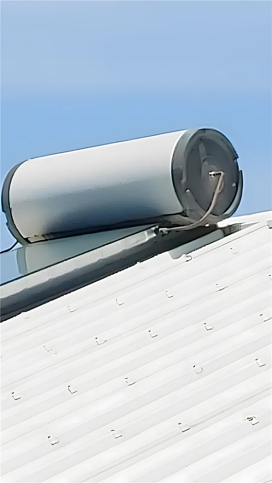Ballon de chauffe-eau solaire sur une toiture en tôle blanche