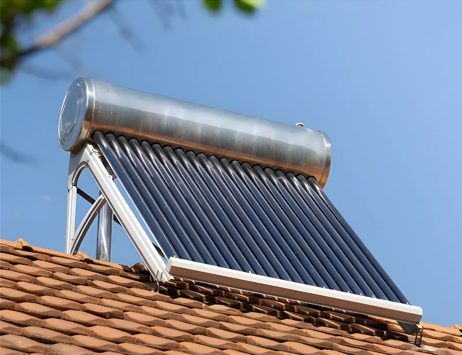 Chauffe-eau solaire installé sur un toit